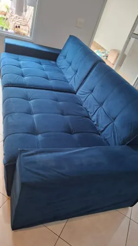 Sofá azul de 4 lugares com braços largos