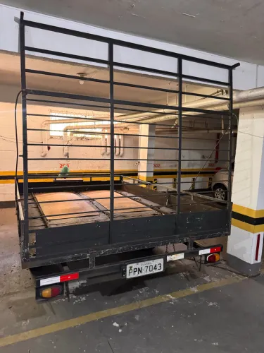 Reboque de carga aberta em estrutura metálica