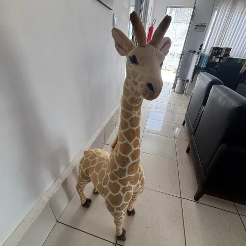 Girafa de pelúcia infantil 