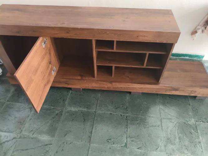 Rack para tv com porta e divisórias