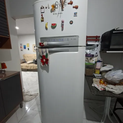Vendo geladeira Electrolux, frosfree de 420 lá,
