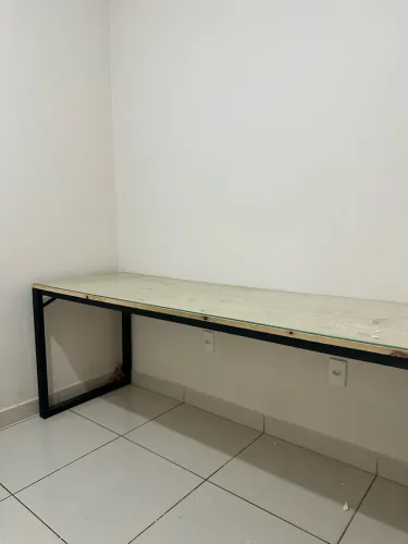 Mesa industrial com vidro