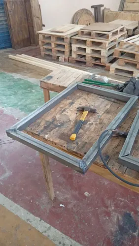 Base de mesa sob medida em metal e madeira 