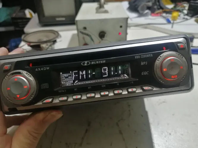 Rádio buster HBD 2200mp a, funciona parcial!