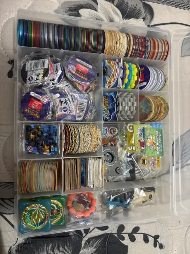 Coleção de Tazos, pingentes e figurinhas 