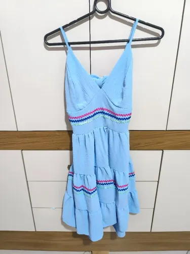 Vestido azul causal  como fitas em zigue-zague 
