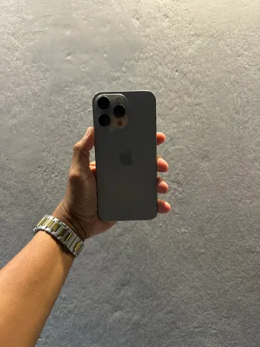 iPhone 15 Pro Max 256gb Natural sem detalhe aparelho extra.