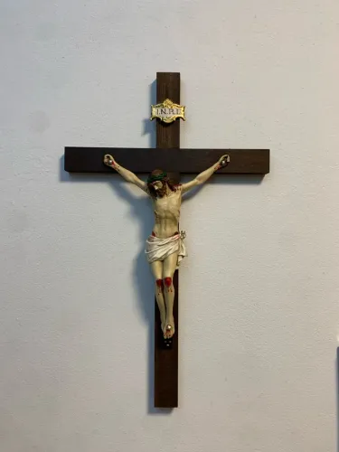 Crucifixo de parede (cruz de madeira e imagem de Cristo de gesso)