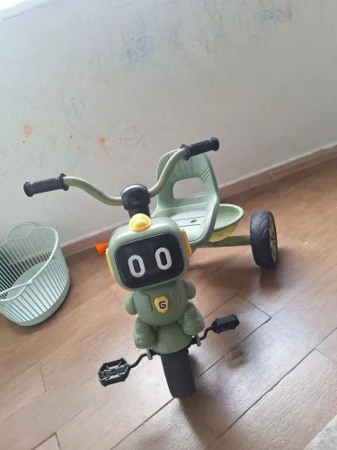 Triciclo com painel de robô e pedal