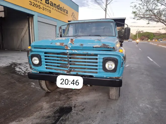 Caminhão caçamba