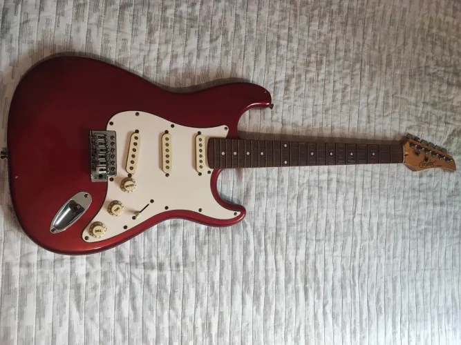 Guitarra, cubo e violão