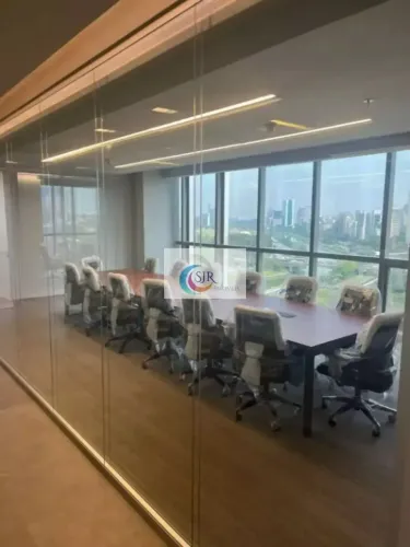 Composto por outras duas torres comercias, um edifício corporativo, o Shopping Jk Iguatemi