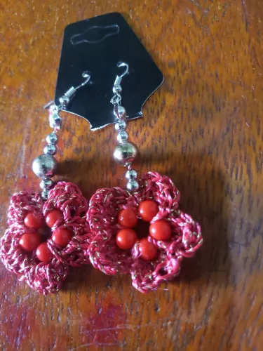 Brinco em croche flor vermelha