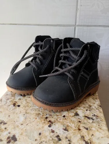 Bota masculina infantil conservada
