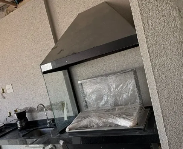 Churrasqueira com coifa e bancada em pedra