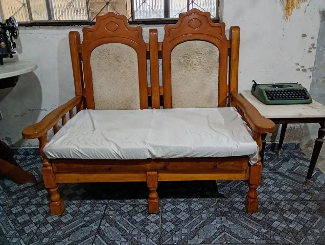 Sofá Vintage para dDiis Lugares com Encostos Estofados e Pernas Torneadas