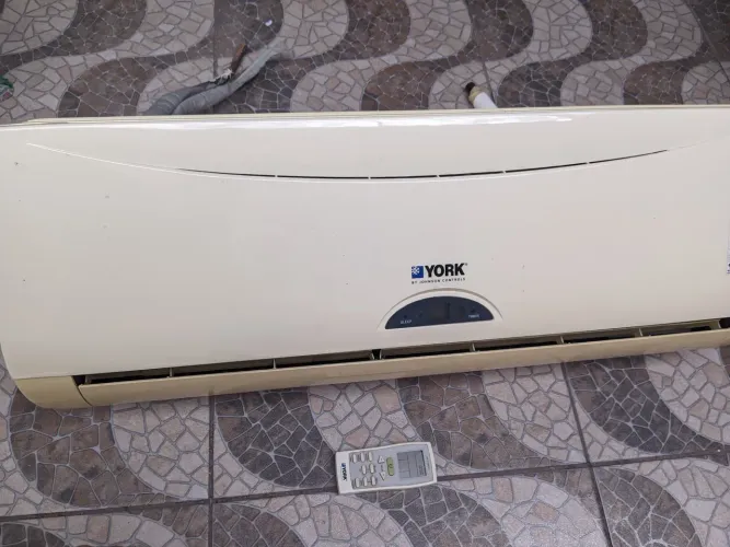 EVAPORADORA DE AR CONDICIONADO 12.000 BTU'S YORK, COM CONTROLE REMOTO USADA