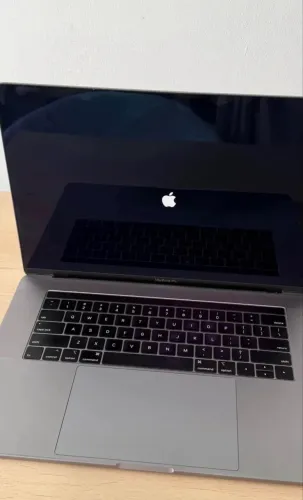 MacBook Pro Touch Bar 15" (2019), 32 GB de RAM, SSD de 500 GB, placa de vídeo de 4 GB