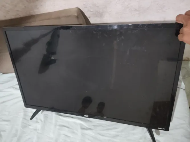 Está tv está com defeito! Tela quebrada mais ainda está funcionando 