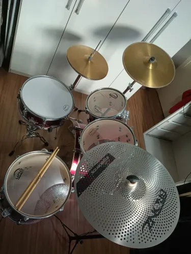 Bateria X-Pro Stage Completa + Pratos de Estudo + Abafadores