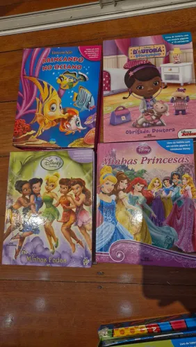 Livros com miniaturas