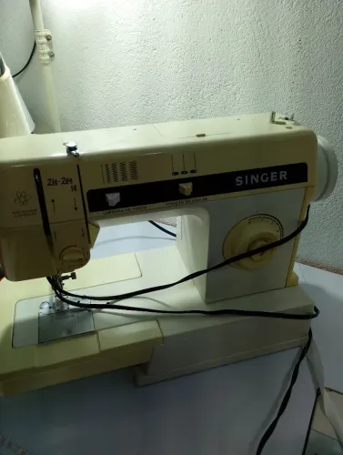 Vendo uma máquina de costura Singer zigzag