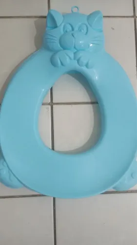 Redutor infantil de assento sanitário.