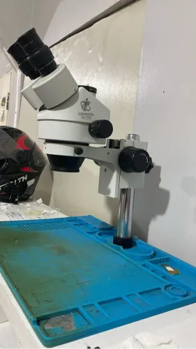 Microscópio trinocular 