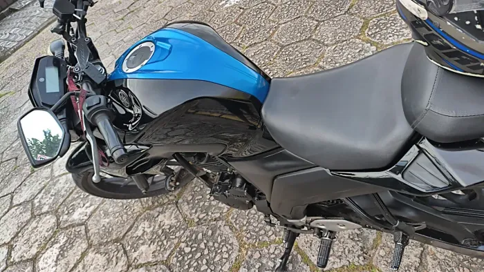 Fz25 2021 preta envelopada em azul, pneus novos e mecânica revisada.