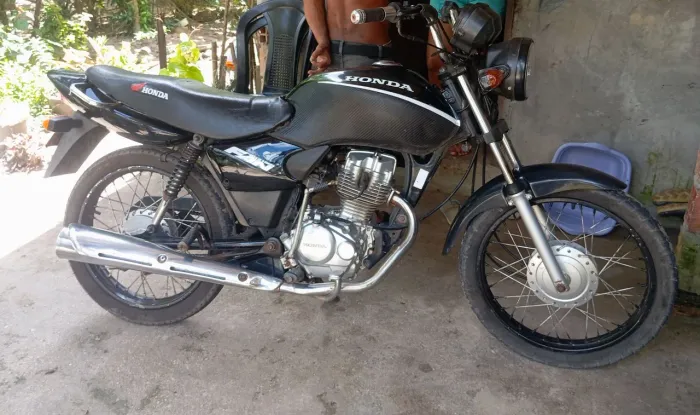Vendo essa moto se alguém tiver interesse zap *