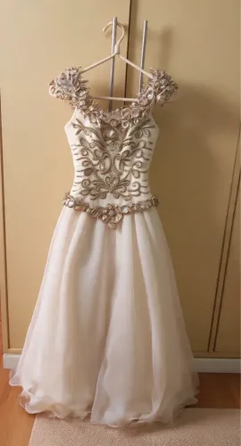? Vestido de festa sofisticado - bordado à mão com pedrarias ?