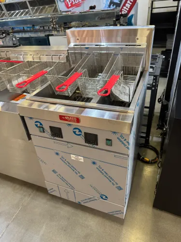 Fritadeira Elétrica Bipartida 38L 380V Trifásica Capacidade do cesto até 2Kg
