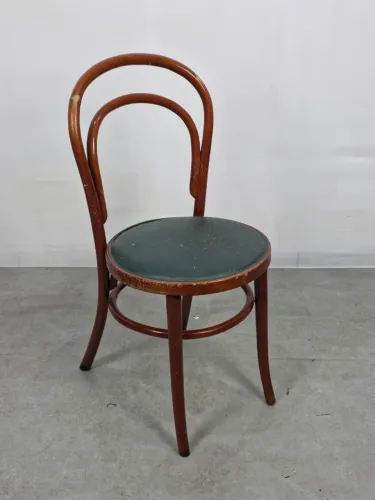 Cadeira thonart solitária