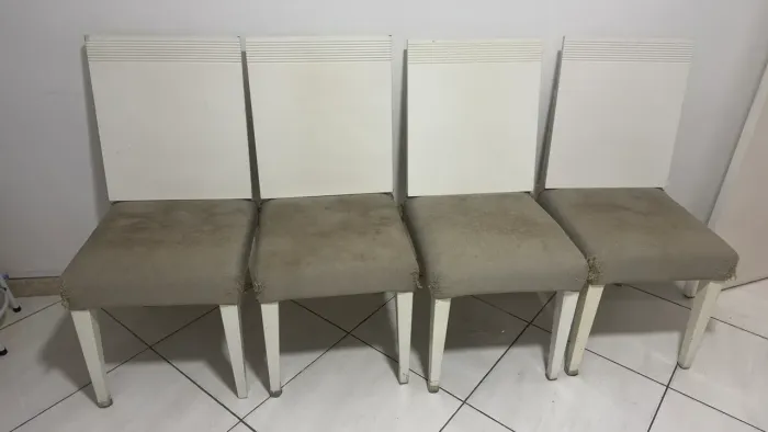 Conjunto com 4 cadeiras de madeira 