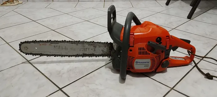 Vende se motoserra husqvarna pouco tempo de uso valor 1.800 reais