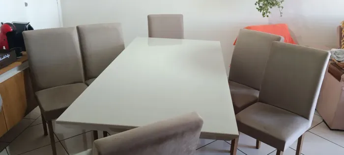 Mesa com 6 cadeiras, tampo madeira e vidro