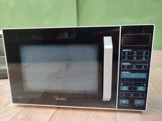 Microondas MIDEA 35L, em perfeito estado, nenhuma marca de uso, Novo.