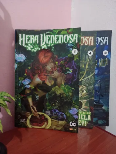 Kit HQ Hera Venenosa 1, 3 e 4 - DC Comics