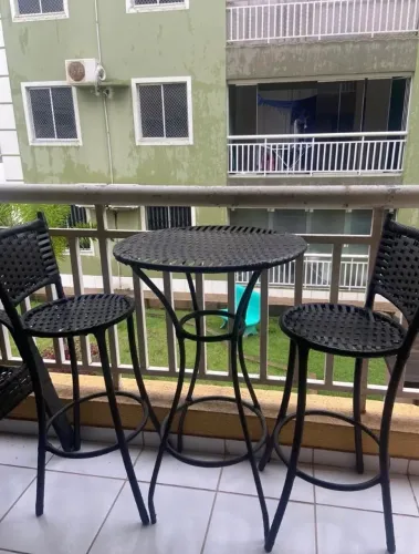 MESA BISTRÔ DE FIBRA COM DUAS CADEIRAS