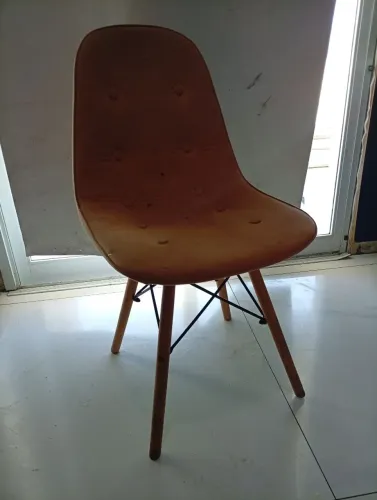 Cadeira de Design Eames Estofada Terracota - Pés Madeira