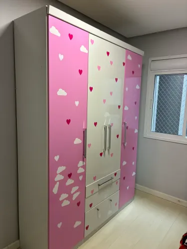 Guarda roupa com adesivos removíveis