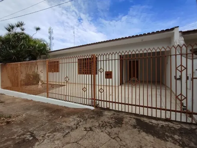 Casa Geminada com ótima localização Jardim Oasis.