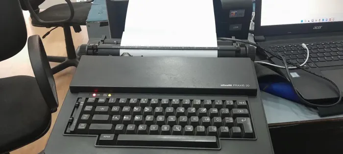 Maquina de escrever eletrica olivetti praxis 20