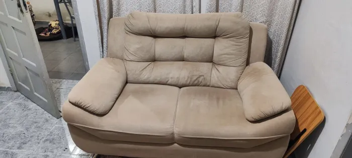 Vende-se sofá de 2 lugares.