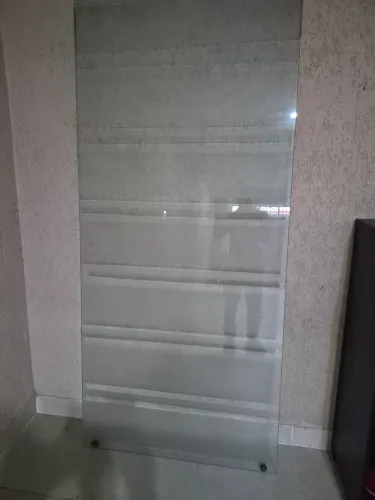 Vende-se porta de vidro de corre 0,90 por 2,10 ja vem com os batente