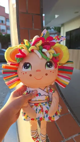 Boneca de pano colorida
