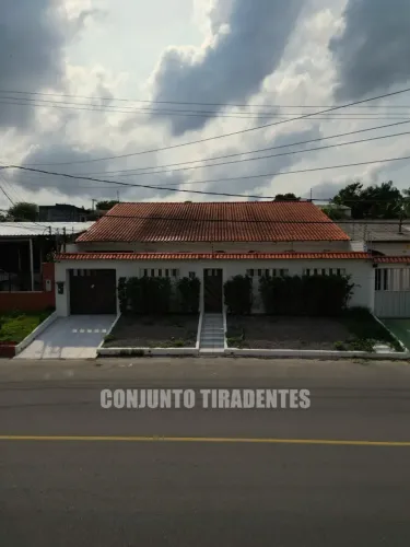 Casa Térrea no Cj Tiradentes com 4 Qts (2 Suítes + Escritório)Espaço Gourmet com Piscina