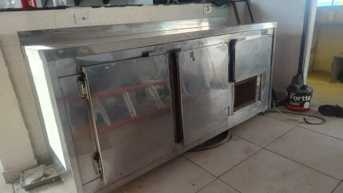 Vendo freezer três portas inox