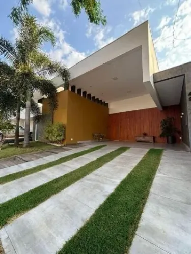 Casa a venda com 3 quartos 2 banheiros 2 vagas de garagem.