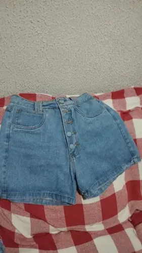 Short jeans com botões